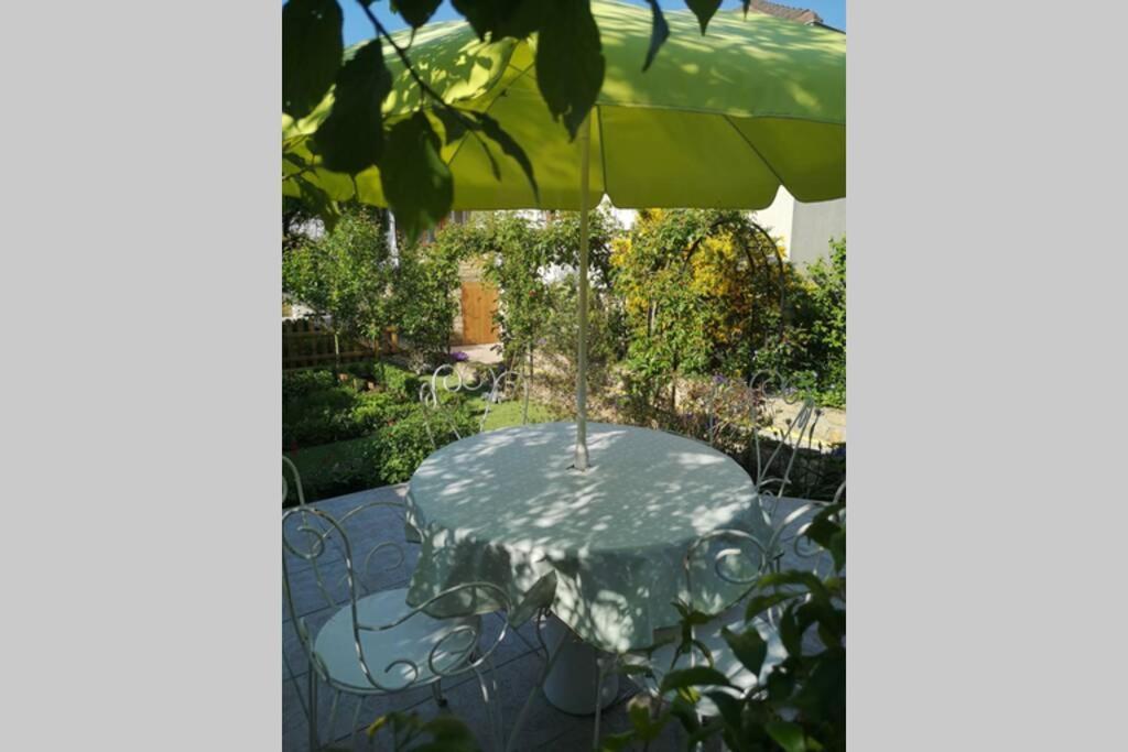 La Roseliere Maison Plain Pied Confortable Belle Decoration Jardin Magnifique 10 Mn A Pied Centre Ville Bayeux Proche Plages Du Debarquement Экстерьер фото